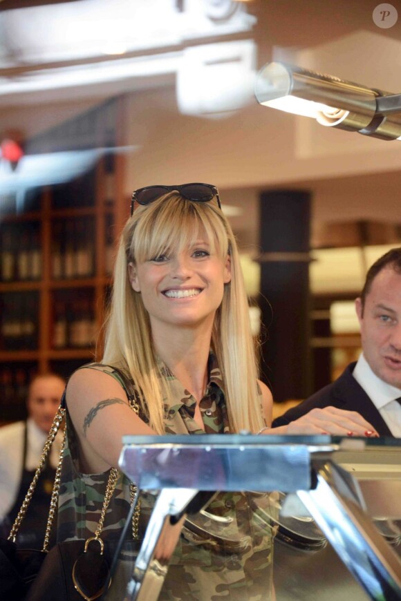 Enceinte, Michelle Hunziker va dans une épicerie à Milan, le 23 mai 2013.