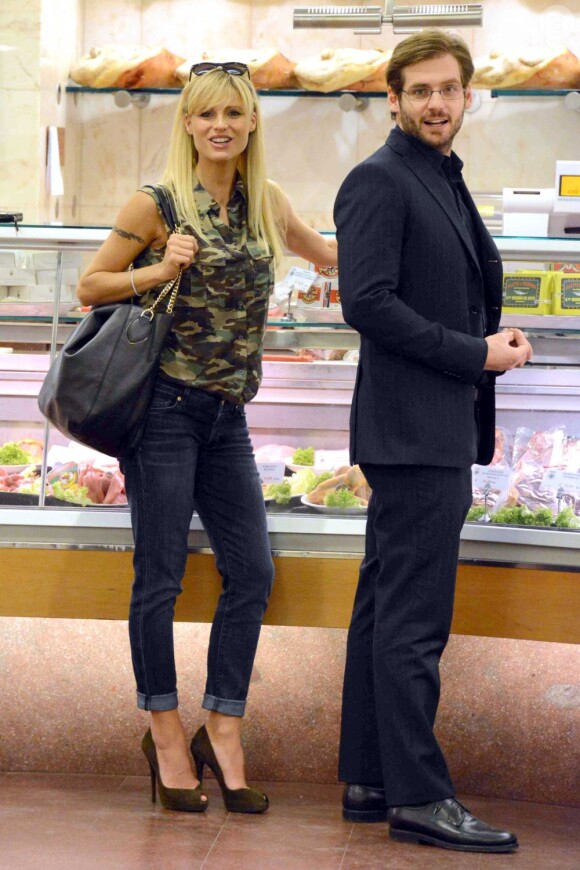 Michelle Hunziker, enceinte, va déjeuner avec son fiancé Tomaso Trussardi au Trussardi Café à Milan, le 23 mai 2013.