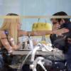 Enceinte, Michelle Hunziker va déjeuner avec son fiancé Tomaso Trussardi au Trussardi Café à Milan, le 23 mai 2013.