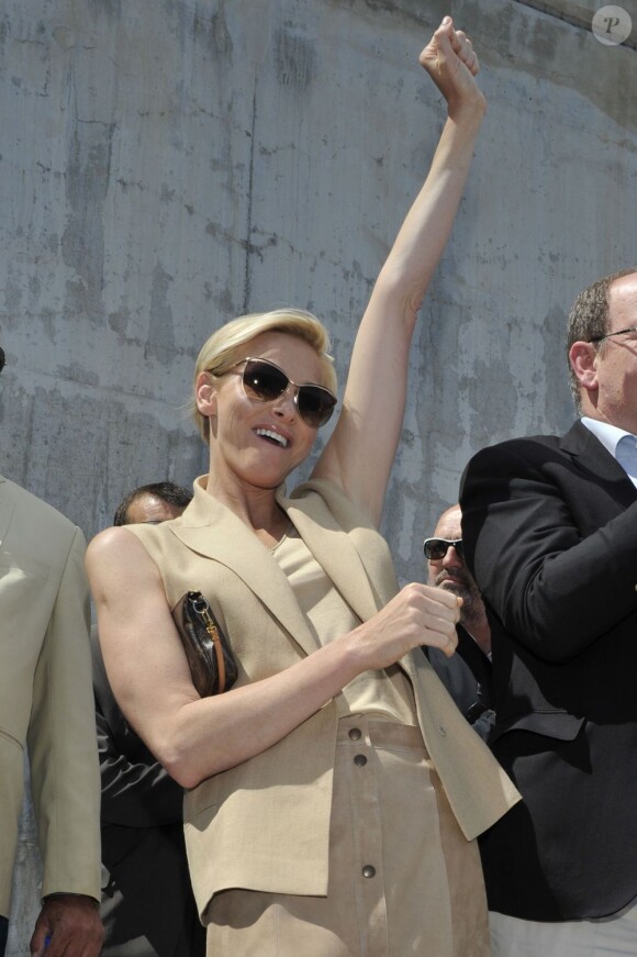 Le prince Albert de Monaco et son épouse Charlene ont assisté ce vendredi 24 mai 2013 à la descente en apnée de Pierre Frolla, parti chercher le drapeau à damier du Grand Prix de Monaco. Signés par les pilotes de F1, celui-ci sera vendu aux enchères au profit d'une association, Aequalia.