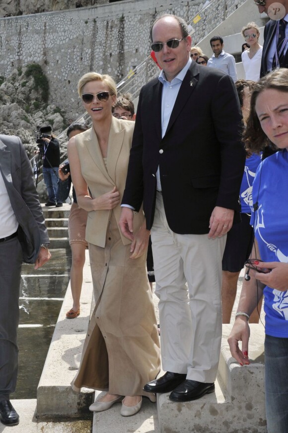 Le prince Albert de Monaco et son épouse Charlene ont assisté ce vendredi 24 mai 2013 à la descente en apnée de Pierre Frolla, parti chercher le drapeau à damier du Grand Prix de Monaco. Signés par les pilotes de F1, celui-ci sera vendu aux enchères au profit d'une association, Aequalia.