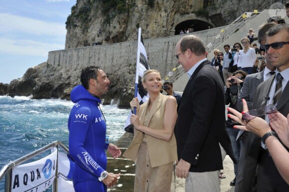 Le prince Albert de Monaco et son épouse Charlene ont assisté ce vendredi 24 mai 2013 à la descente en apnée de Pierre Frolla, parti chercher le drapeau à damier du Grand Prix de Monaco. Signés par les pilotes de F1, celui-ci sera vendu aux enchères au profit d'une association, Aequalia.