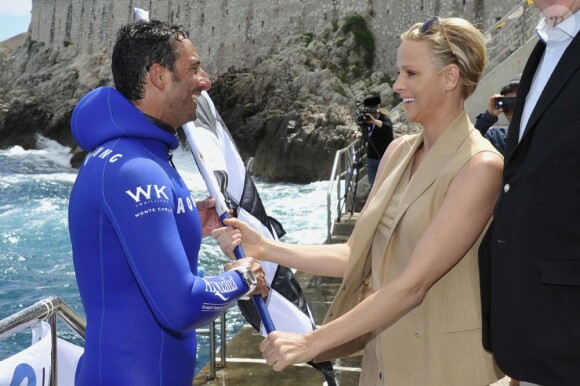 Le prince Albert de Monaco et son épouse Charlene ont assisté ce vendredi 24 mai 2013 à la descente en apnée de Pierre Frolla, parti chercher le drapeau à damier du Grand Prix de Monaco. Signés par les pilotes de F1, celui-ci sera vendu aux enchères au profit d'une association, Aequalia.