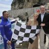 Le prince Albert de Monaco et son épouse Charlene ont assisté ce vendredi 24 mai 2013 à la descente en apnée de Pierre Frolla, parti chercher le drapeau à damier du Grand Prix de Monaco. Signés par les pilotes de F1, celui-ci sera vendu aux enchères au profit d'une association, Aequalia.