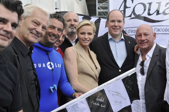 Le prince Albert de Monaco et son épouse Charlene ont assisté ce vendredi 24 mai 2013 à la descente en apnée de Pierre Frolla, parti chercher le drapeau à damier du Grand Prix de Monaco. Signés par les pilotes de F1, celui-ci sera vendu aux enchères au profit d'une association, Aequalia.