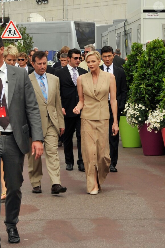 La princesse Charlene de Monaco accompagnée de deux des ambassadeurs de sa fondation, Byron Kelleher et Rick Yune au Yacht Club de Monaco le 24 mai 2013