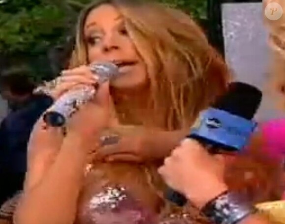 Mariah Carey a craqué bien involontairement sa robe lors de de son concert donné pour l'émission Good Morning America en direct, à New York, le 24 mai 2013.