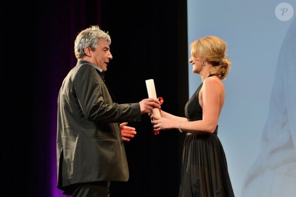Alain Guiraudie et Ludivine Sagnier lors de la remise des prix de la section Un Certain Regard au Festival de Cannes le 25 mai 2013