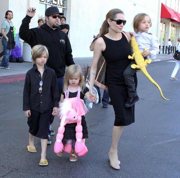 Angelina Jolie et ses trois de ses enfants Vivienne Marcheline, Knox Léon et Shiloh Nouvel, à Studio City, le 28 octobre 2012.