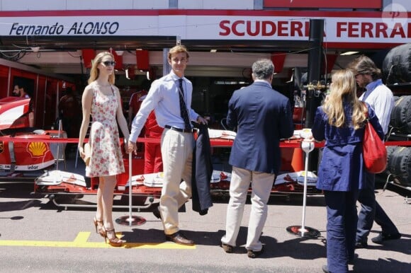 Pierre Casiraghi et sa compagne Beatrice Borromeo font une halte devant les stands de la Scuderia Ferrari avant le Grand Prix de F1 de Monaco le 26 mai 2013