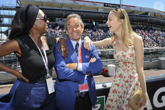 Pierre Casiraghi et Beatrice Borromeo ont discuté avec Jacky Ickx et sa femme Khadja Nin dans les paddocks du Grand Prix de F1 de Monaco le 26 mai 2013, avant la course