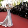Uma Thurman, habillée par Atelier Versace lors de la montée des marches de la cérémonie de clôture du Festival de Cannes le 26 mai 2013