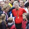 Le prince Philippe participait à la 34e édition des 20 km de Bruxelles le 26 mai 2013. Après 1h55 de course, son épouse la princesse Mathilde et leurs enfants Elisabeth, Gabriel, Emmanuel et Eléonore l'ont retrouvé avec fierté sur l'esplanade du Cinquantenaire.