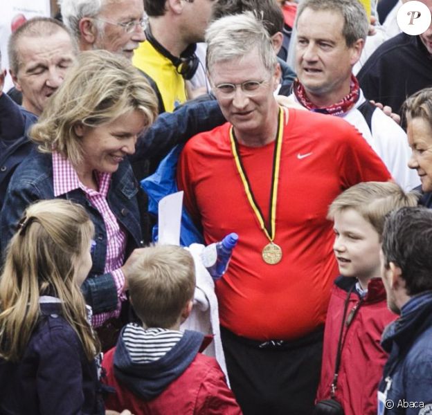 Le prince Philippe participait à la 34e édition des 20 km de Bruxelles le 26 mai 2013. Après 1h55 de course, son épouse la princesse Mathilde et leurs enfants Elisabeth, Gabriel, Emmanuel et Eléonore l'ont retrouvé avec fierté sur l'esplanade du Cinquantenaire.
