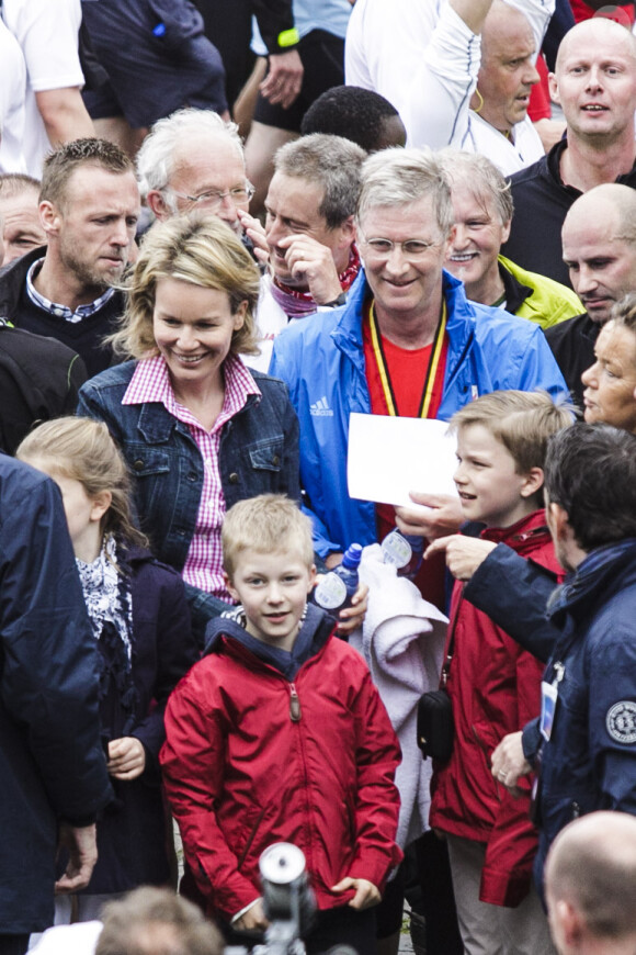 Le prince Philippe à l'arrivée de la 34e édition des 20 km de Bruxelles le 26 mai 2013. Après 1h55 de course, son épouse la princesse Mathilde et leurs enfants Elisabeth, Gabriel, Emmanuel et Eléonore l'ont retrouvé avec fierté sur l'esplanade du Cinquantenaire.