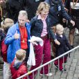 Le prince Philippe participait à la 34e édition des 20 km de Bruxelles le 26 mai 2013. Après 1h55 de course, son épouse la princesse Mathilde et leurs enfants Elisabeth, Gabriel, Emmanuel et Eléonore l'ont retrouvé avec fierté sur l'esplanade du Cinquantenaire.
