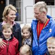 Le prince Philippe de Belgique disputait la 34e édition des 20 km de Bruxelles le 26 mai 2013. Après 1h55 de course, son épouse la princesse Mathilde et leurs enfants Elisabeth, Gabriel, Emmanuel et Eléonore l'ont retrouvé avec fierté sur l'esplanade du Cinquantenaire.