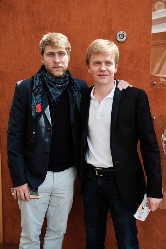 Alex Lutz et Tom Dingler dans les allées du Village de Roland-Garros le 27 mai 2013 lors du second jour des Internationaux de France