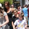 Victoria Beckham et ses enfants Romeo et Cruz en pleine séance shopping à The Grove avec Tana Ramsay et ses enfants, le 27 mai 2013