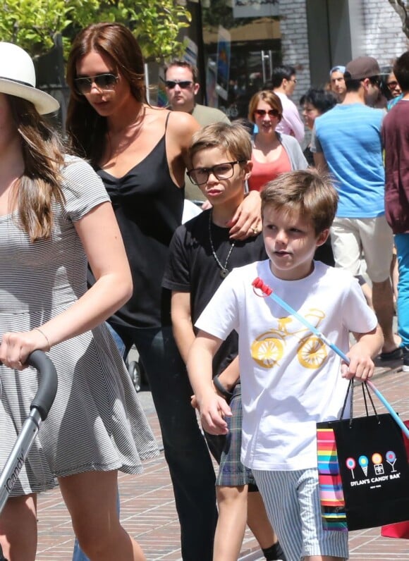Victoria Beckham et ses enfants Romeo et Cruz en pleine séance shopping à The Grove avec Tana Ramsay et ses enfants, le 27 mai 2013