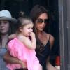 Victoria Beckham et sa petite fille Harper en pleine séance shopping à The Grove, le 27 mai 2013