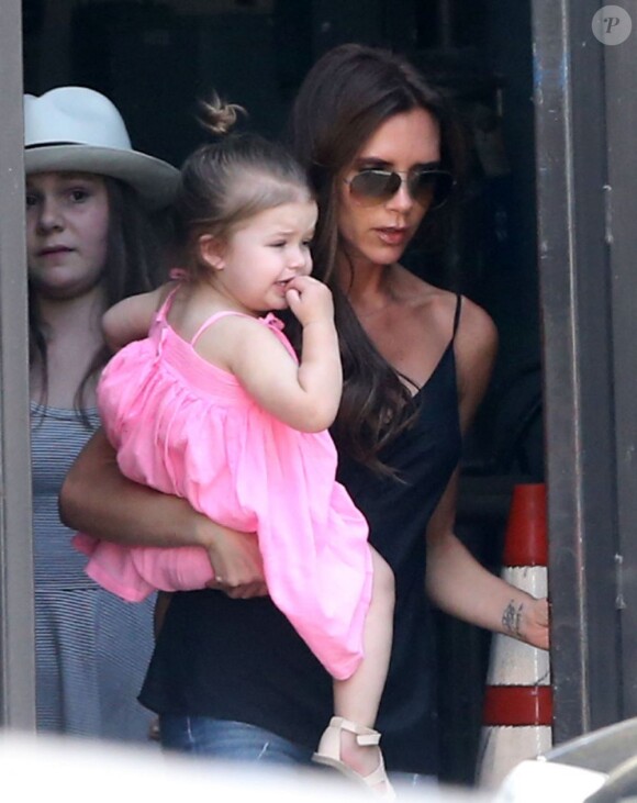 Victoria Beckham et sa petite fille Harper en pleine séance shopping à The Grove, le 27 mai 2013