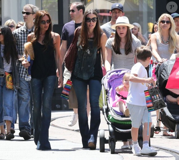 Victoria Beckham et ses enfants Romeo, Cruz et Harper en pleine séance shopping à The Grove avec Tana Ramsay et ses enfants, le 27 mai 2013