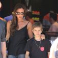 Victoria Beckham et son fils Romeo lors d'une séance séance shopping à The Grove, le 27 mai 2013