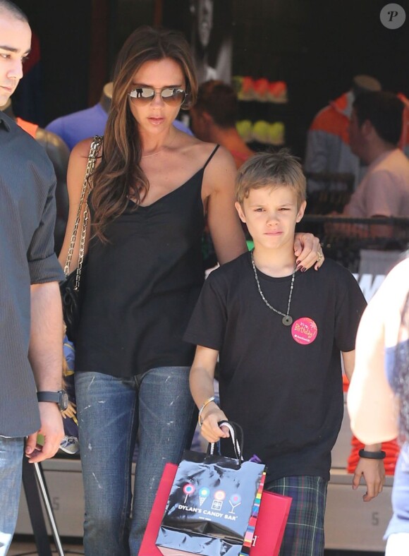 Victoria Beckham et son fils Romeo lors d'une séance séance shopping à The Grove, le 27 mai 2013