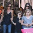 Victoria Beckham et ses enfants Romeo, Cruz et Harper en pleine séance shopping à The Grove avec Tana Ramsay et ses enfants, le 27 mai 2013