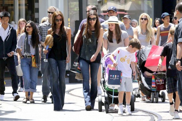 Victoria Beckham, ses enfants Romeo, Cruz et Harper ont profité d'une journée à The Grove à West Hollywood en compagnie de Tana Ramsay le 27 mai 2013
