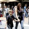 Victoria Beckham, maman attentionnée avec son petit Romeo à The Grove à West Hollywood le 27 mai 2013