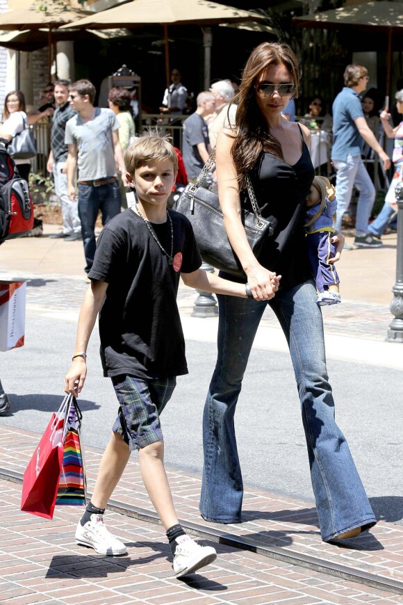 Victoria Beckham, maman attentionnée avec son petit Romeo à The Grove à West Hollywood le 27 mai 2013