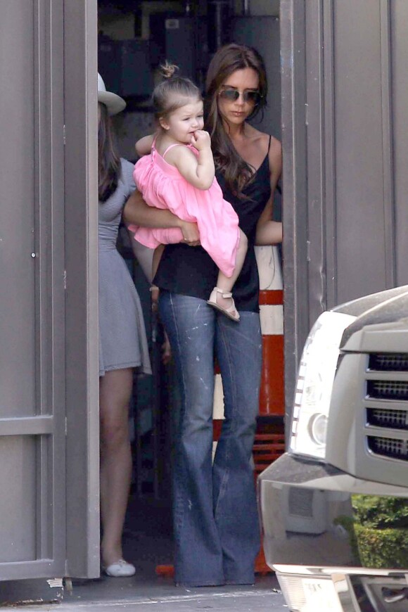 Victoria Beckham, maman attentionnée avec sa petite Harper à The Grove à West Hollywood le 27 mai 2013