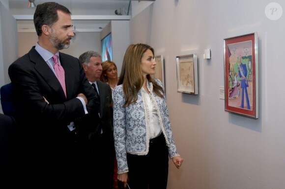Le prince Felipe et la princesse Letizia d'Espagne inaugurent l'exposition "La transicion en tinta china" (La transition à l'encre de Chine) à la Bibliothèque nationale d'Espagne, à Madrid, le 27 mai 2013.
