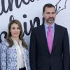 Le prince Felipe et la princesse Letizia d'Espagne inaugurent l'exposition "La transicion en tinta china" (La transition à l'encre de Chine) à la Bibliothèque nationale d'Espagne, à Madrid, le 27 mai 2013.