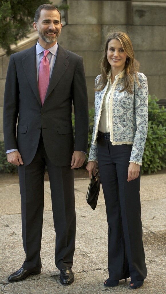 Le prince Felipe et la princesse Letizia d'Espagne inauguraient l'exposition "La transicion en tinta china" (La transition à l'encre de Chine) à la Bibliothèque nationale d'Espagne, à Madrid, le 27 mai 2013.