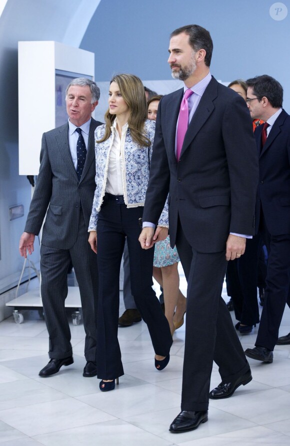 Le prince Felipe et la princesse Letizia d'Espagne inaugurant l'exposition "La transicion en tinta china" (La transition à l'encre de Chine) à la Bibliothèque nationale d'Espagne, à Madrid, le 27 mai 2013.