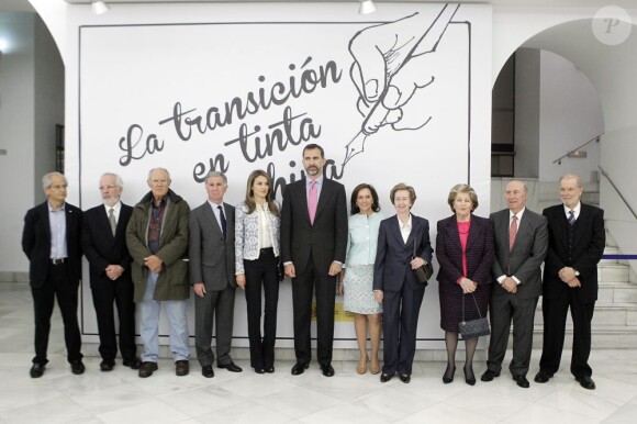 Le prince Felipe et la princesse Letizia d'Espagne lors de l'inauguration de l'exposition "La transicion en tinta china" (La transition à l'encre de Chine) à la Bibliothèque nationale d'Espagne, à Madrid, le 27 mai 2013.