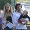 Elizabeth Berkley et Greg Lauren promènent leur bébé à Beverly Hills, le 26 mai 2013