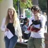 Elizabeth Berkley et Greg Lauren promènent leur bébé à Beverly Hills, le 26 mai 2013
