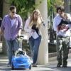 Elizabeth Berkley et Greg Lauren promènent leur bébé à Beverly Hills, le 26 mai 2013