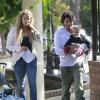 Elizabeth Berkley et Greg Lauren et leur fils Sky à Beverly Hills, le 26 mai 2013