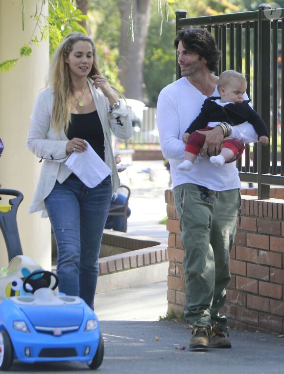 Elizabeth Berkley et son mari Greg Lauren promènent leur bébé à Beverly Hills, le 26 mai 2013
