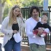 Elizabeth Berkley et Greg Lauren, heureux et amoureux, promènent leur bébé à Beverly Hills, le 26 mai 2013