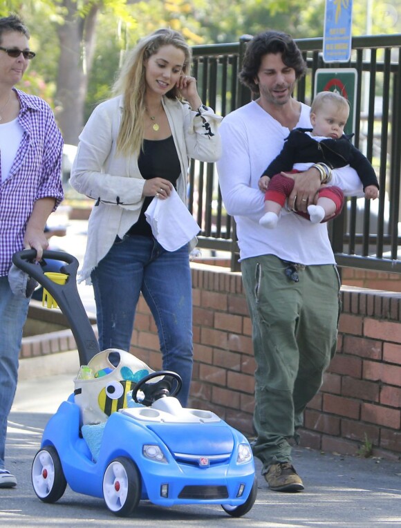 Elizabeth Berkley et Greg Lauren, heureux et amoureux, promènent leur bébé à Beverly Hills, le 26 mai 2013
