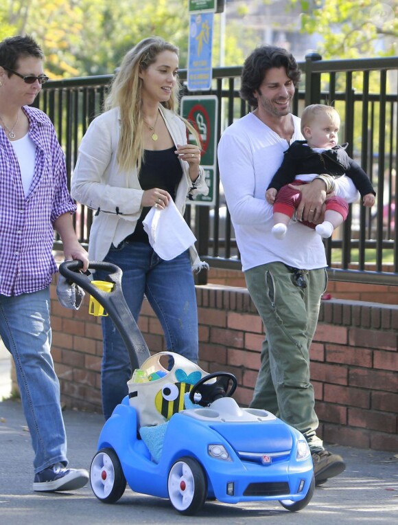 Promenade à Beverly Hills pour Elizabeth Berkley, Greg Lauren et leur bébé à Beverly Hills, le 26 mai 2013