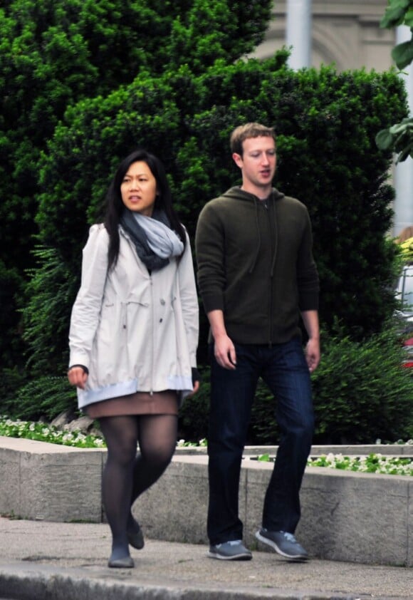 Mark Zuckerberg et son épouse, Priscilla Chan, se promènent dans les rues de Budapest en Hongrie, le 28 mai 2013.