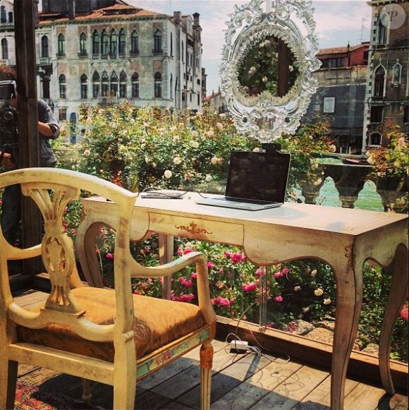 Milla Jovovich, autorisée à utiliser un Mac, une tablette et son iPhone pendant sa performance artistique dans Future/Perfect par Tara Subkoff dans les jardins du Palazzo Malipiero, a partagé son expérience sur Instagram. Venise, le 28 mai 2013.