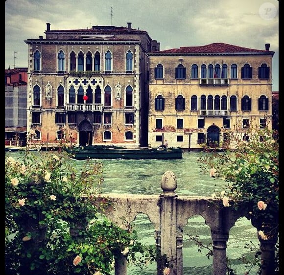 Milla Jovovich, autorisée à utiliser un Mac, une tablette et son iPhone pendant sa performance artistique dans Future/Perfect par Tara Subkoff dans les jardins du Palazzo Malipiero, a partagé son expérience sur Instagram. Elle a notamment postée cette photo de la vue sur le canal et le Palazzo Grassi. Venise, le 28 mai 2013.